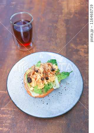 bread with egg ,lettuce and mushroom topping and americano coffee or tea 116468719