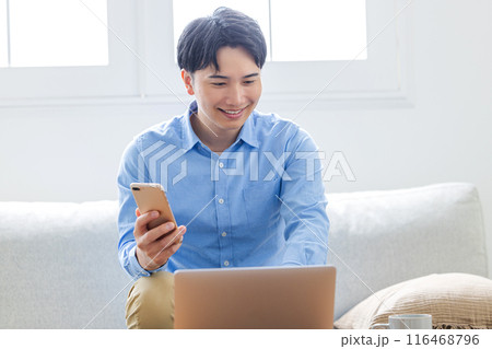 在宅ワークの若い男性 在宅ワークの若い男性 116468796