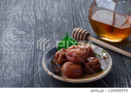 紀州南高梅 はちみつ漬け （ はちみつ梅干し ）黒背景 116468970