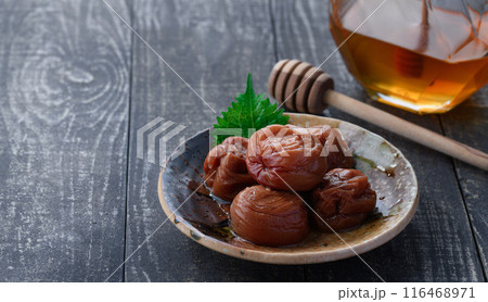 紀州南高梅 はちみつ漬け （ はちみつ梅干し ）黒背景 116468971