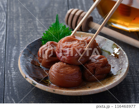 紀州南高梅 はちみつ漬け （ はちみつ梅干し ）黒背景 116468977