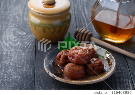 紀州南高梅 はちみつ漬け ( はちみつ梅干し )黒背景 紀州南高梅 はちみつ漬け ( はちみつ梅干し )黒背景 116468980