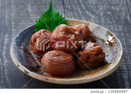 紀州南高梅 はちみつ漬け ( はちみつ梅干し )黒背景 紀州南高梅 はちみつ漬け ( はちみつ梅干し )黒背景 116468997