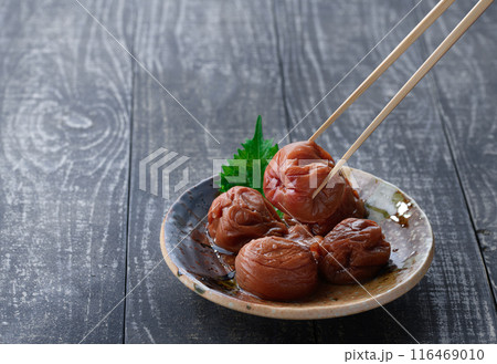 紀州南高梅 はちみつ漬け ( はちみつ梅干し )黒背景 紀州南高梅 はちみつ漬け ( はちみつ梅干し )黒背景 116469010