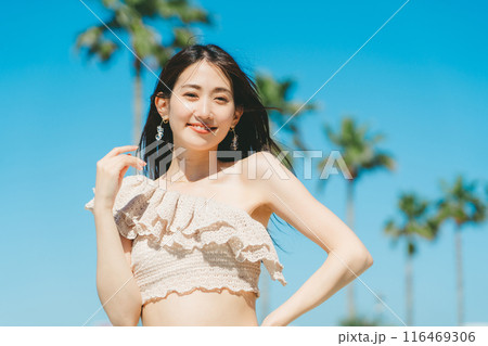 若い女性のビーチリゾートイメージ 116469306
