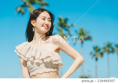 若い女性のビーチリゾートイメージ 116469307