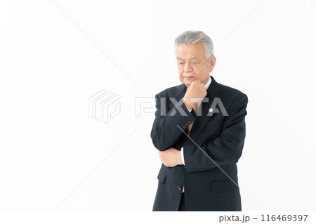 ビジネス　シニア男性　弁護士　腕組み 116469397