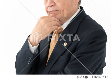 ビジネス　シニア男性　弁護士　腕組み　顔なし 116469412