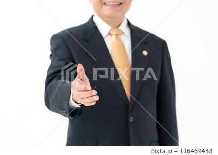 ビジネス　シニア男性　弁護士　握手　顔なし 116469438