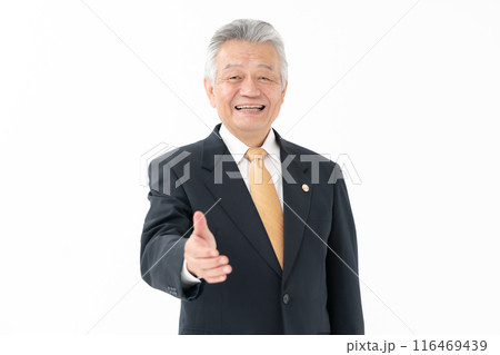 ビジネス　シニア男性　弁護士　握手 116469439