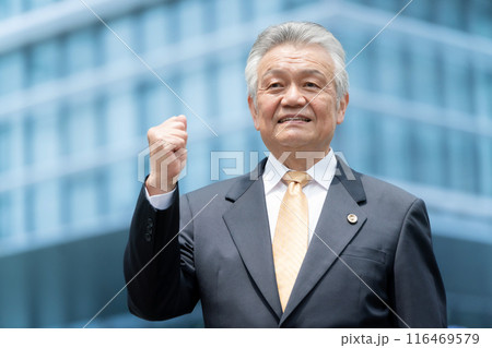 ビジネス シニア男性 弁護士 屋外 ガッツポーズ ビジネス シニア男性 弁護士 屋外 ガッツポーズ 116469579