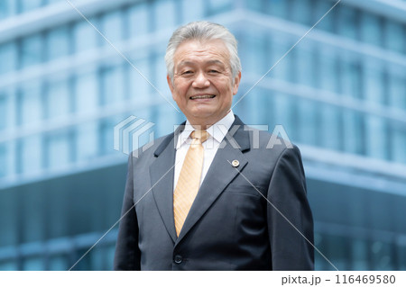 ビジネス　シニア男性　弁護士　屋外 116469580