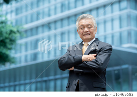 ビジネス　シニア男性　弁護士　屋外 116469582