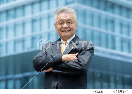 ビジネス シニア男性 弁護士 屋外 ビジネス シニア男性 弁護士 屋外 116469584