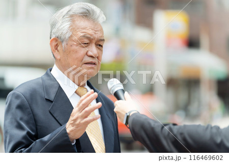 シニア男性　街頭インタビュー 116469602