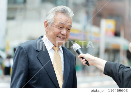 シニア男性　街頭インタビュー 116469608