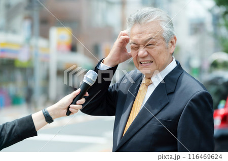 シニア男性　街頭インタビュー 116469624