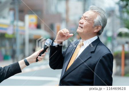 シニア男性　街頭インタビュー 116469628