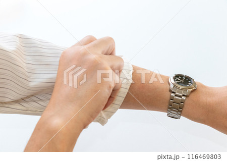 ワイシャツの袖をまくり上げる 116469803