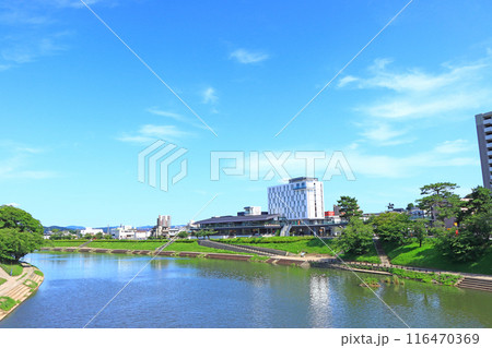 愛知県岡崎市、新緑に囲まれた乙川周辺の風景 愛知県岡崎市、新緑に囲まれた乙川周辺の風景 116470369