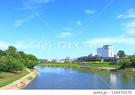愛知県岡崎市、新緑に囲まれた乙川周辺の風景 116470370