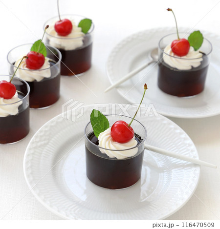 さくらんぼと生クリームをのせたコーヒーゼリー さくらんぼと生クリームをのせたコーヒーゼリー 116470509