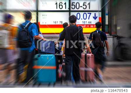 日本の東京都市景観161円…外国人観光客らの姿も…（株価初4万2000円台…） ＝11日、日本橋兜町 116470543
