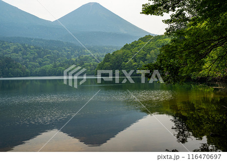 道東一人旅で尋ねた、阿寒湖近くオンネトー(湖)の静かな水面と阿寒富士の風景 道東一人旅で尋ねた、阿寒湖近くオンネトー(湖)の静かな水面と阿寒富士の風景 116470697