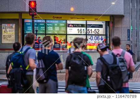 日本の東京都市景観161円…外国人観光客らの姿も…（株価初4万2000円台…）＝11日、日本橋兜町 116470789