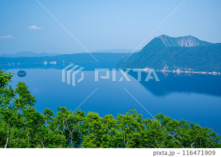 道東一人旅で訪れた摩周ブルーの蒼色の湖面が美しい摩周湖の風景 道東一人旅で訪れた摩周ブルーの蒼色の湖面が美しい摩周湖の風景 116471909