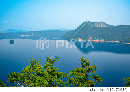 道東一人旅で訪れた摩周ブルーの蒼色の湖面が美しい摩周湖の風景 道東一人旅で訪れた摩周ブルーの蒼色の湖面が美しい摩周湖の風景 116471912