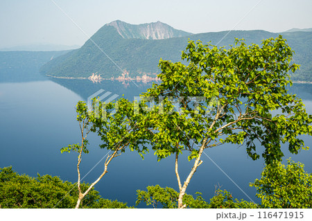 道東一人旅で訪れた、摩周ブルーの蒼色の湖面が美しい摩周湖と摩周岳の風景 116471915