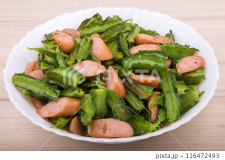 ソーセージとシカクマメの炒め物のアップ ソーセージとシカクマメの炒め物のアップ 116472493