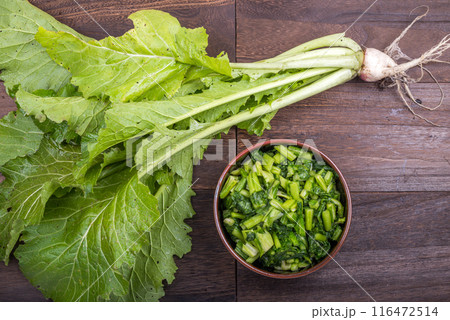 収穫した野沢菜の株と野沢菜の漬物 116472514