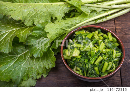 収穫した野沢菜の株と野沢菜の漬物のアップ 116472516
