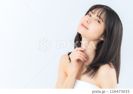 白バックでスキンケアをするミドルの女性 白バックでスキンケアをするミドルの女性 116473035
