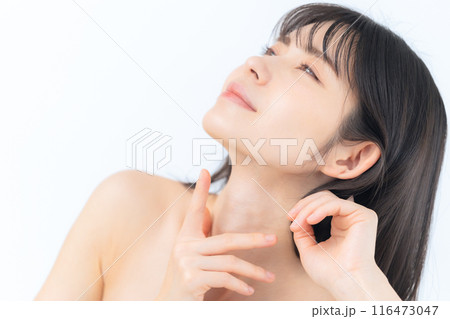 白バックでスキンケアをするミドルの女性 116473047