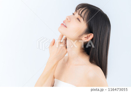 白バックでスキンケアをするミドルの女性 116473055