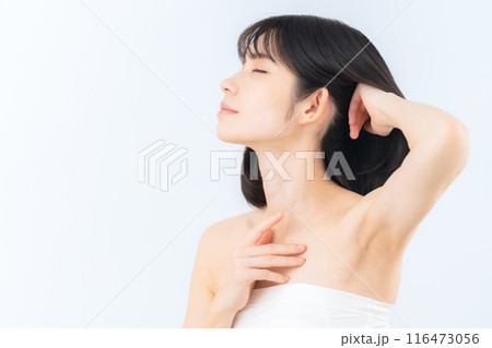 白バックでスキンケアをするミドルの女性 白バックでスキンケアをするミドルの女性 116473056