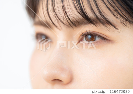 白バックでスキンケアをするミドルの女性 116473089