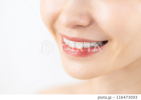 白バックでスキンケアをするミドルの女性 116473093