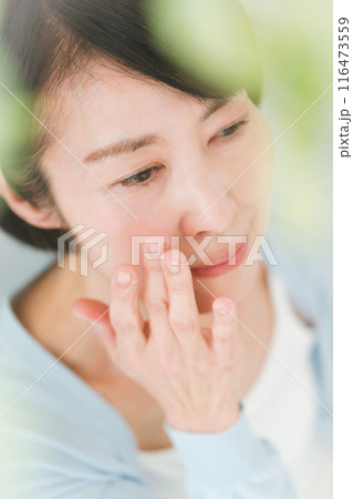 自然派化粧品と50代女性 116473559