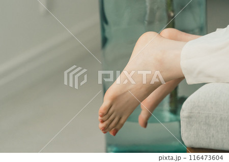 ソファーに寝転ぶ女性の足 ソファーに寝転ぶ女性の足 116473604