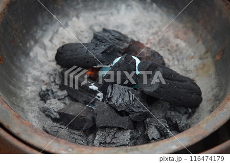 炭の火起こしをする様子 116474179