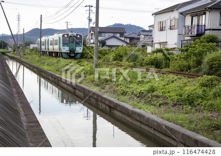 川沿いを走る列車 川沿いを走る列車 116474428