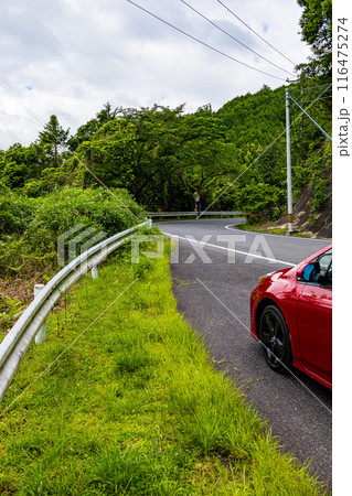 山間の道路を走る赤い車 山間の道路を走る赤い車 116475274