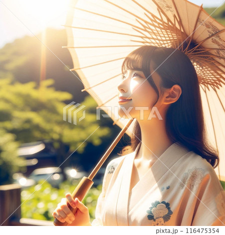 和傘をさす浴衣を着た女性 116475354