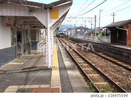 全線単線になっているJR桜井線 途中駅で列車行き違い可能な『柳本駅』  全線単線になっているJR桜井線 途中駅で列車行き違い可能な『柳本駅』  116475599