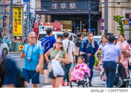 日本の東京都市景観 復活インバウンド…外国人観光客らで賑わう浅草駅前などを望む＝7月11日 116475604