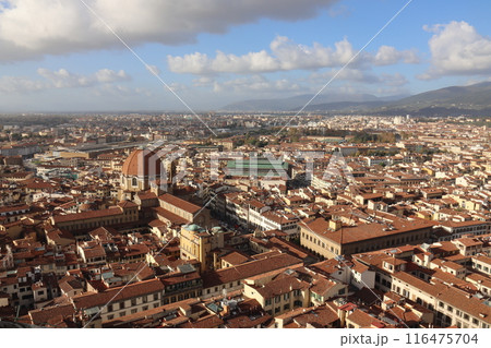 フィレンツェの美しい街並みと歴史的な建物の魅力 116475704